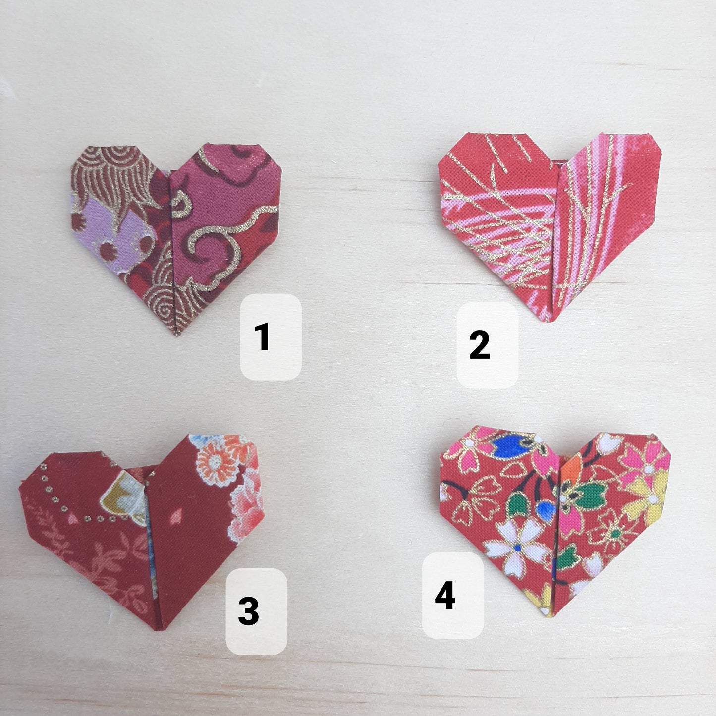 Cette broche "Coeur" en origami en tissu