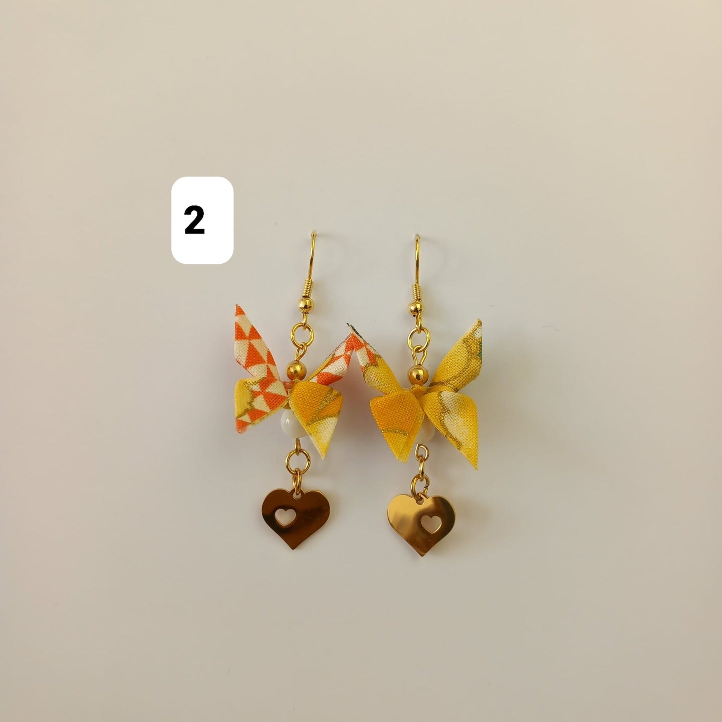 Boucles d'oreilles avec un joli papillon en origami.