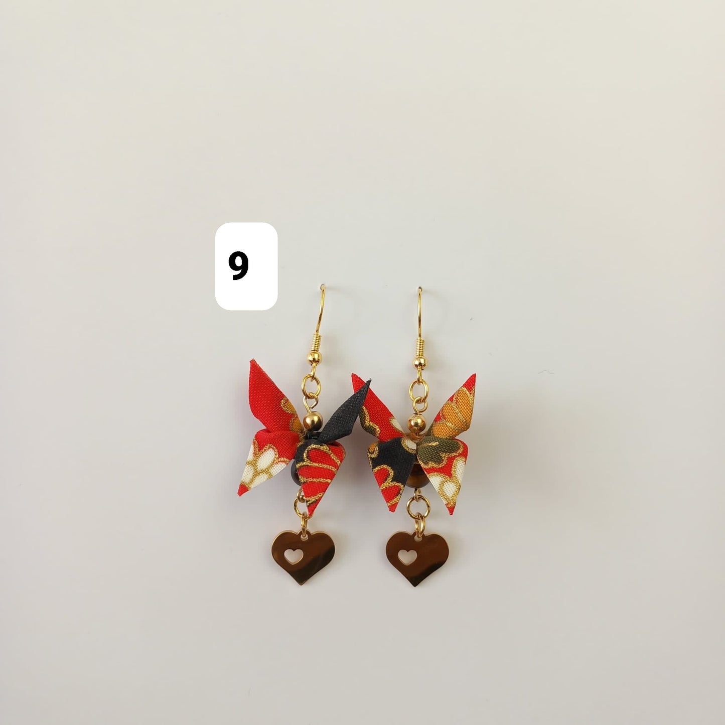 Boucles d'oreilles avec un joli papillon en origami.