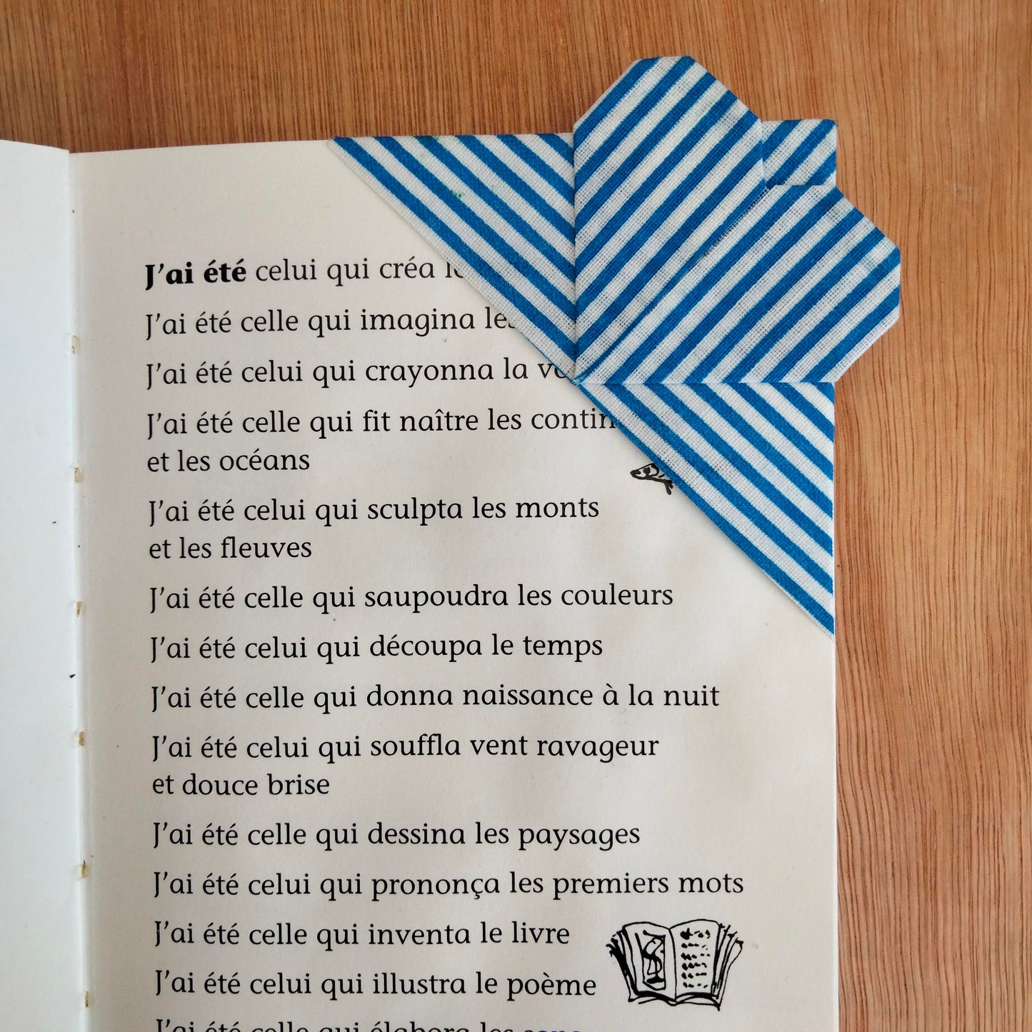 Coin de page avec un coeur en origami, pour les amoureux de lecture