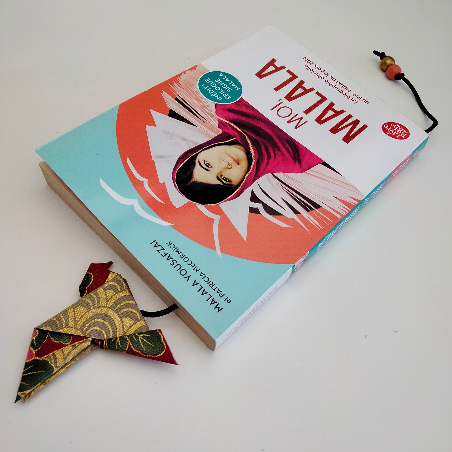 Marque-page avec une colombe en origami pour les amoureux de lecture