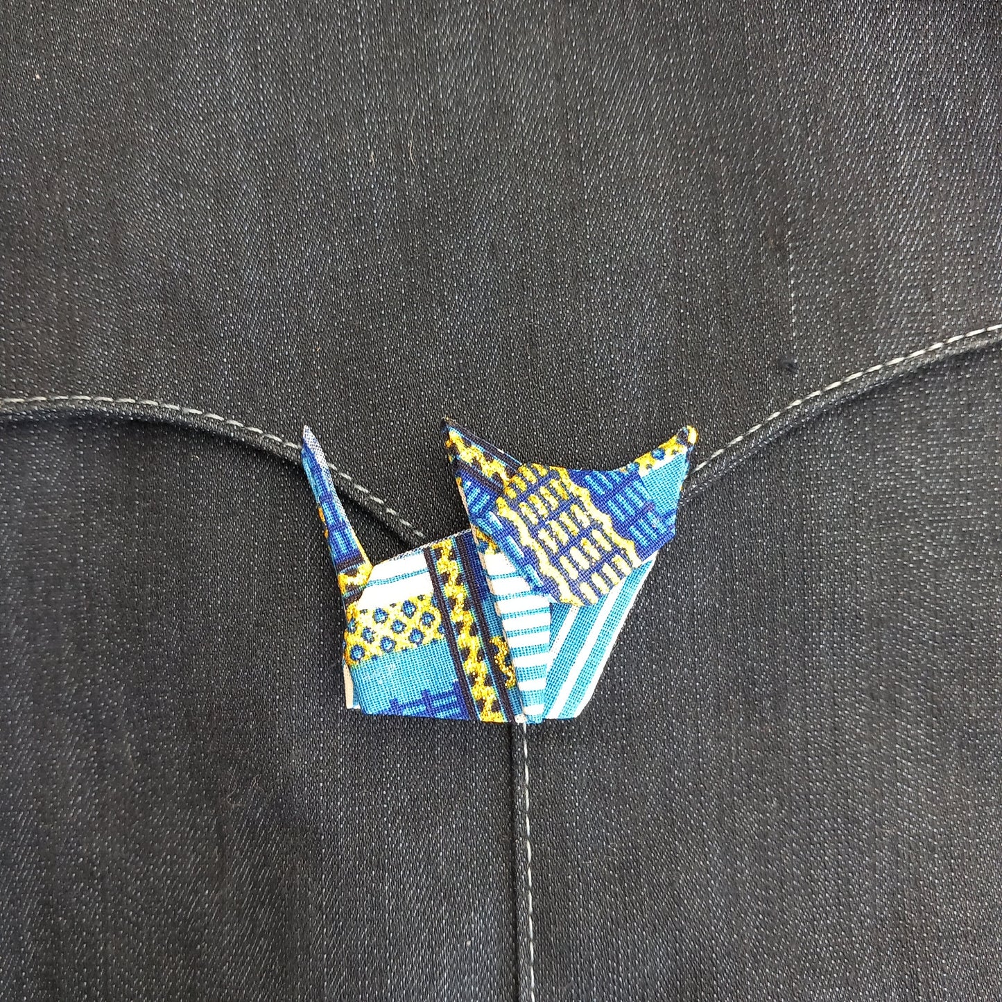 Cette broche "Chat" en tissu est le bijou unique et original pour illuminer vos tenues avec style - C'est le Printemps