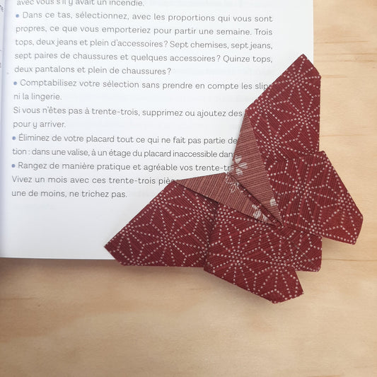Coin de page avec un coeur en origami, pour les amoureux de lecture