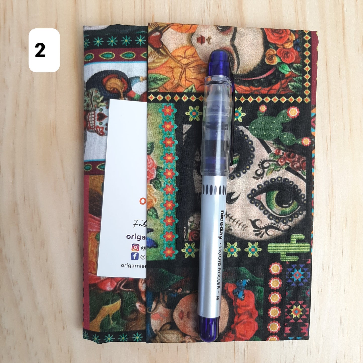 Avec ce protège-carnet "Frida Kahlo" donnez un look élégant à vos notes quotidiennes, de voyage, carnet de gratitude