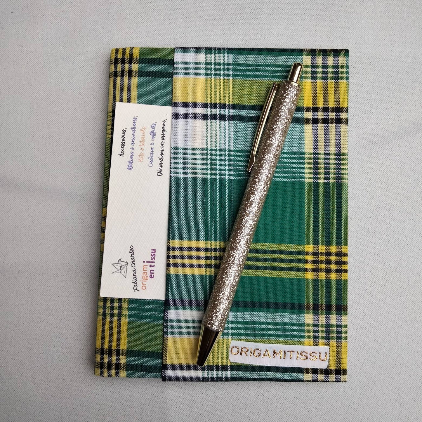 Avec ce protège-carnet "Tissu madras" donnez un look élégant à vos notes quotidiennes, de voyage, carnet de gratitude