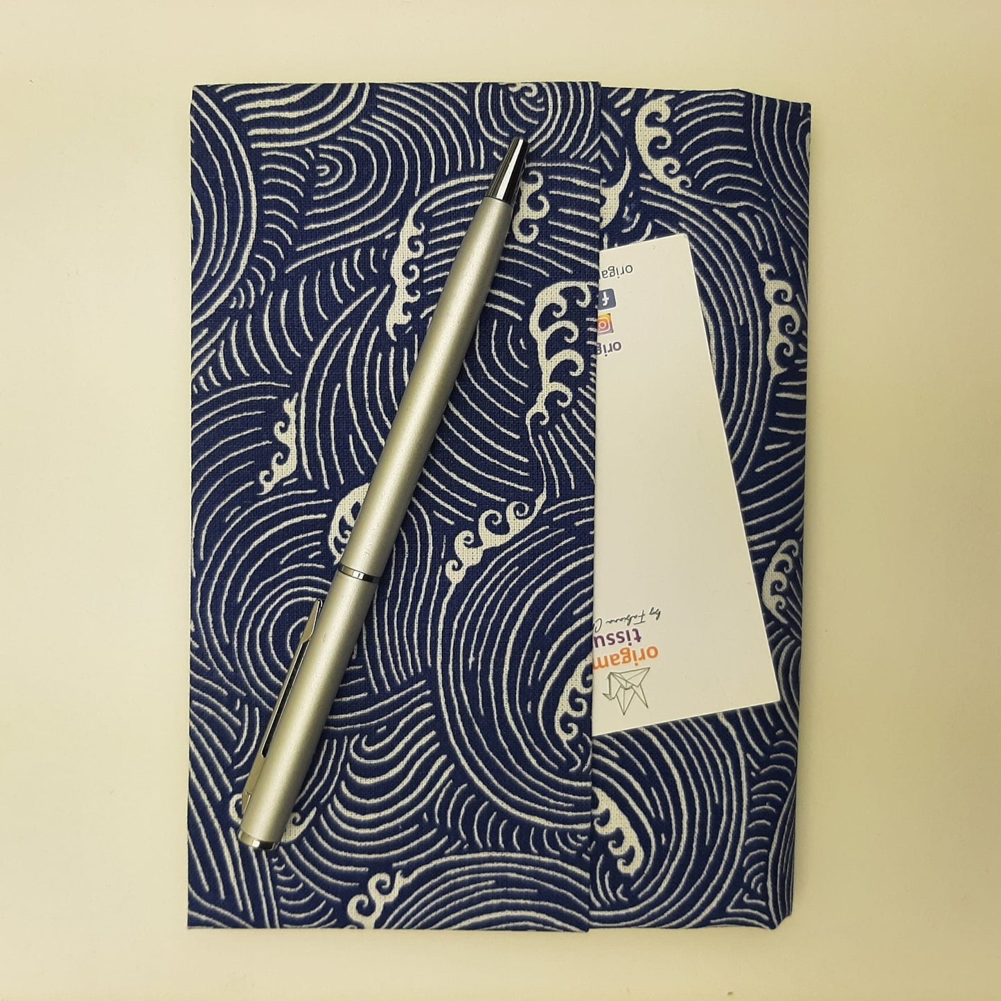 Avec ce protège-carnet "motif France" donnez un look élégant à vos notes quotidiennes, de voyage, carnet de gratitude