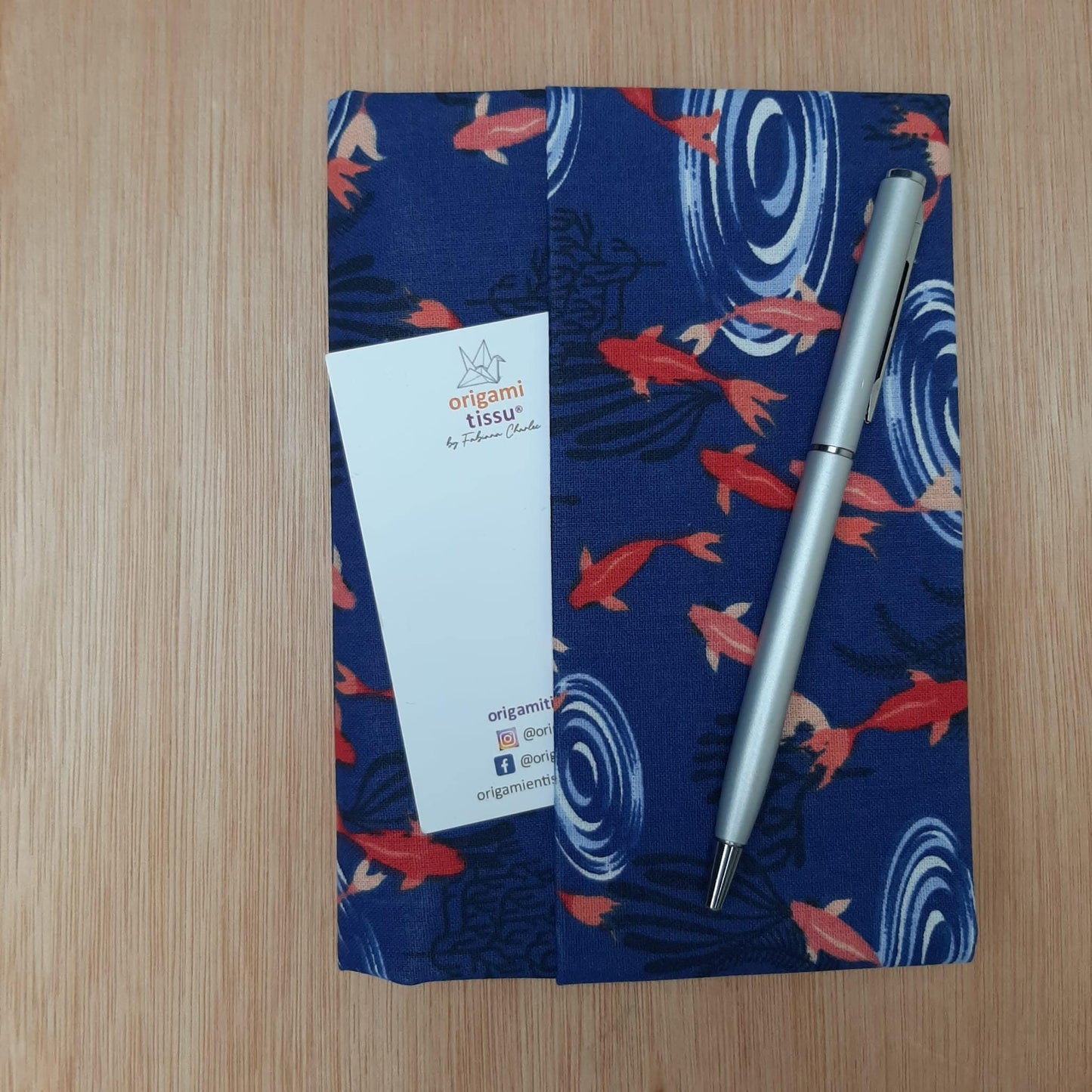 Avec ce protège-carnet "motif France" donnez un look élégant à vos notes quotidiennes, de voyage, carnet de gratitude